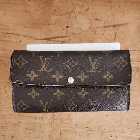Louis Vuitton Monogram Sarah Wallet - Picture 2 of 16